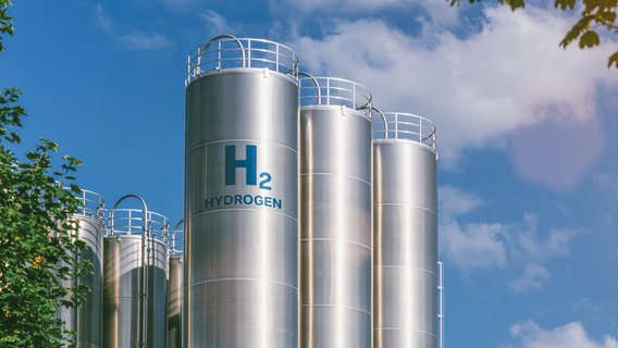 20250724_TNG_AdobeStock_510632197 Silberne Tanks für die Speicherung von Wasserstoff vor blauem Himmel und Bäumen
