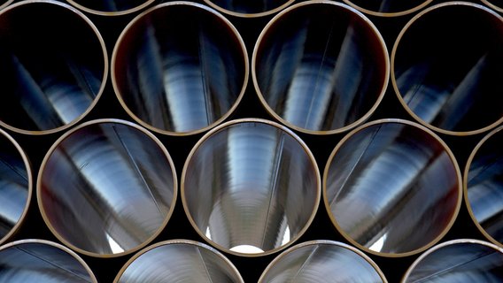 20250724_TNG_AdobeStock_27594586 Nahaufnahme von mehreren großen Metallrohren, die horizontal gestapelt sind